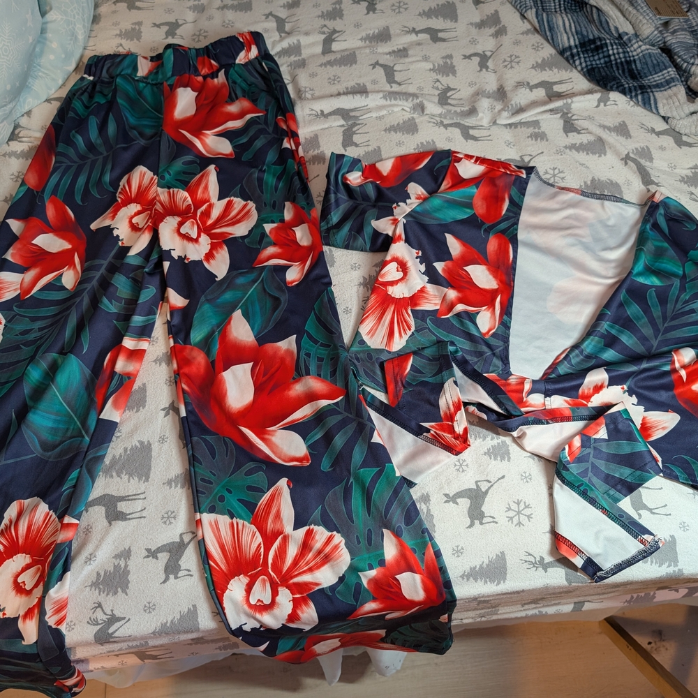Floral Vacation Set with Red and Green Design